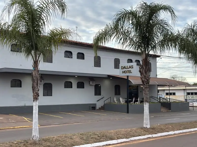 Fachada do Hotel Dallas no centro de Pitangueiras