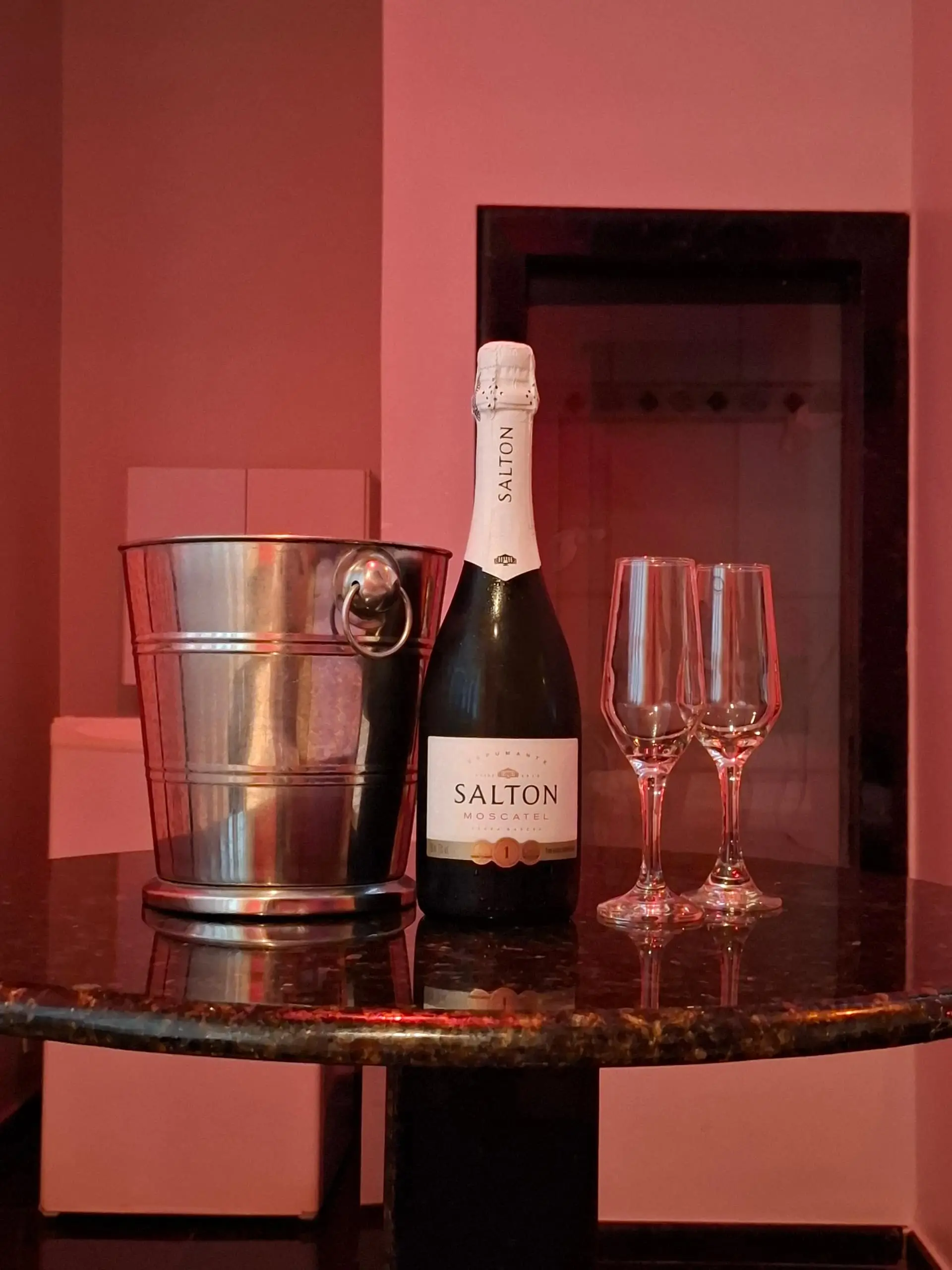 Petiscos e bebidas do room service do Dallas Motel